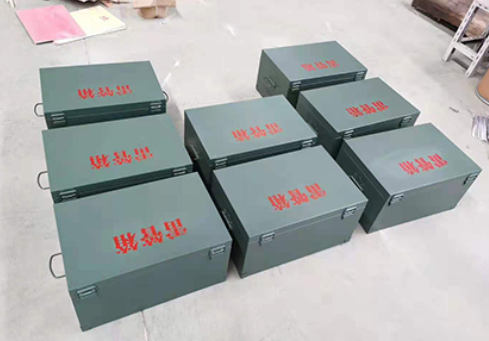 比如炸药箱和雷管箱一般是怎么存放的？