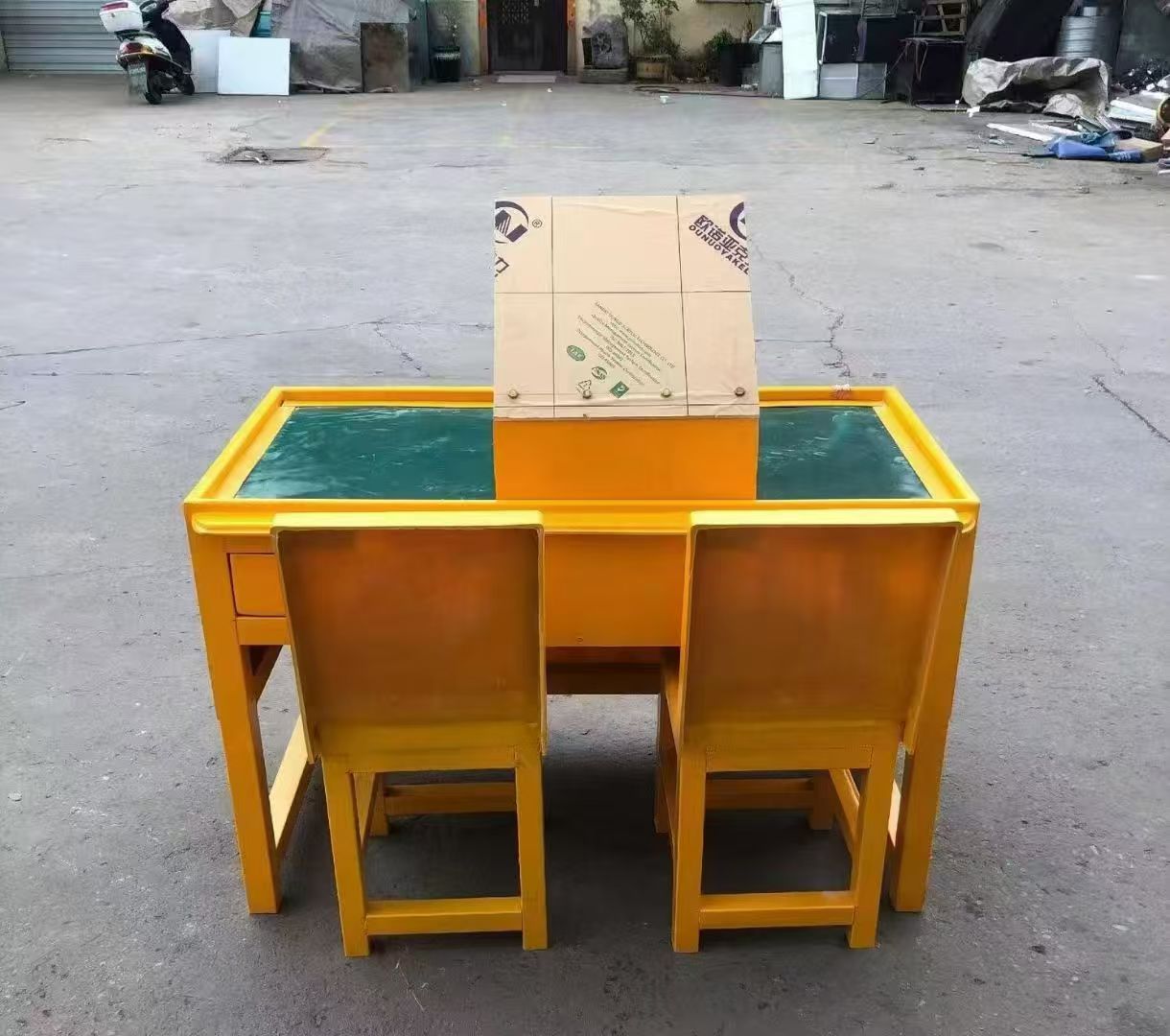 比如防静电导通桌井下煤矿火工品发放桌：危险品流转的安全守护者